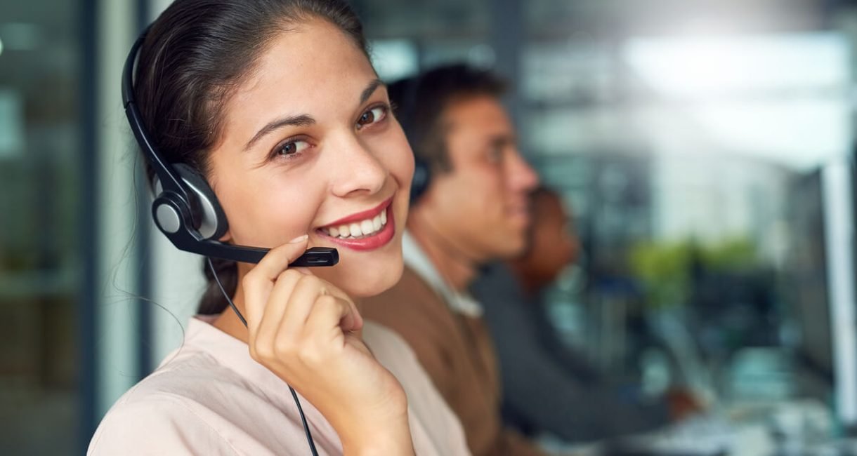 portrait-of-a-call-centre-agent-working-in-an-offi-69LFTLK